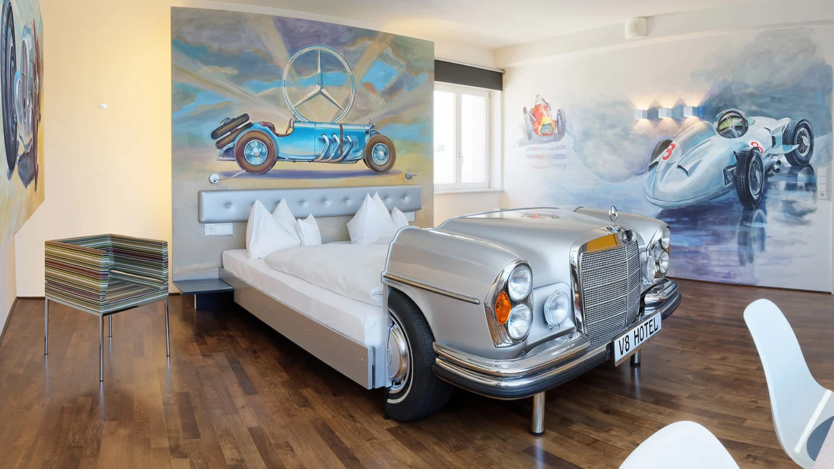 Retro arabalarla dolu benzersiz bir otel: V8 Hotel
