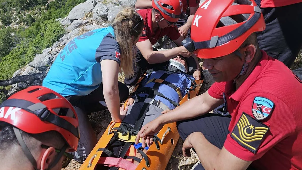 Likya yolunda düşen yaşlı turist kurtarıldı