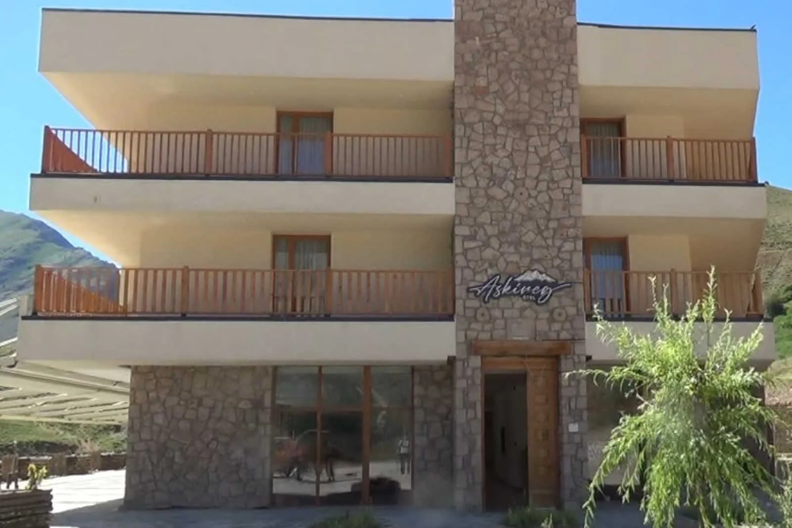 Almanya'da yaşayan iş adamı, vefa borcunu köyüne yaptırdığı otel ile ödedi