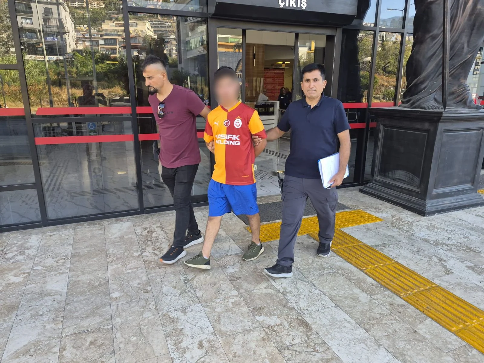 Antalya’da kadın turisti bıçakla yaralama ve cinsel istismar iddiasıyla 17 yaşındaki çocuk tutuklandı
