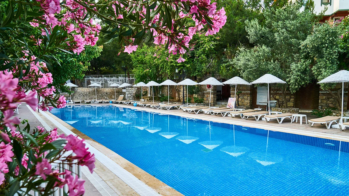 Ortak kullanılan tuvaletler ve havuzlar tehlike saçıyor