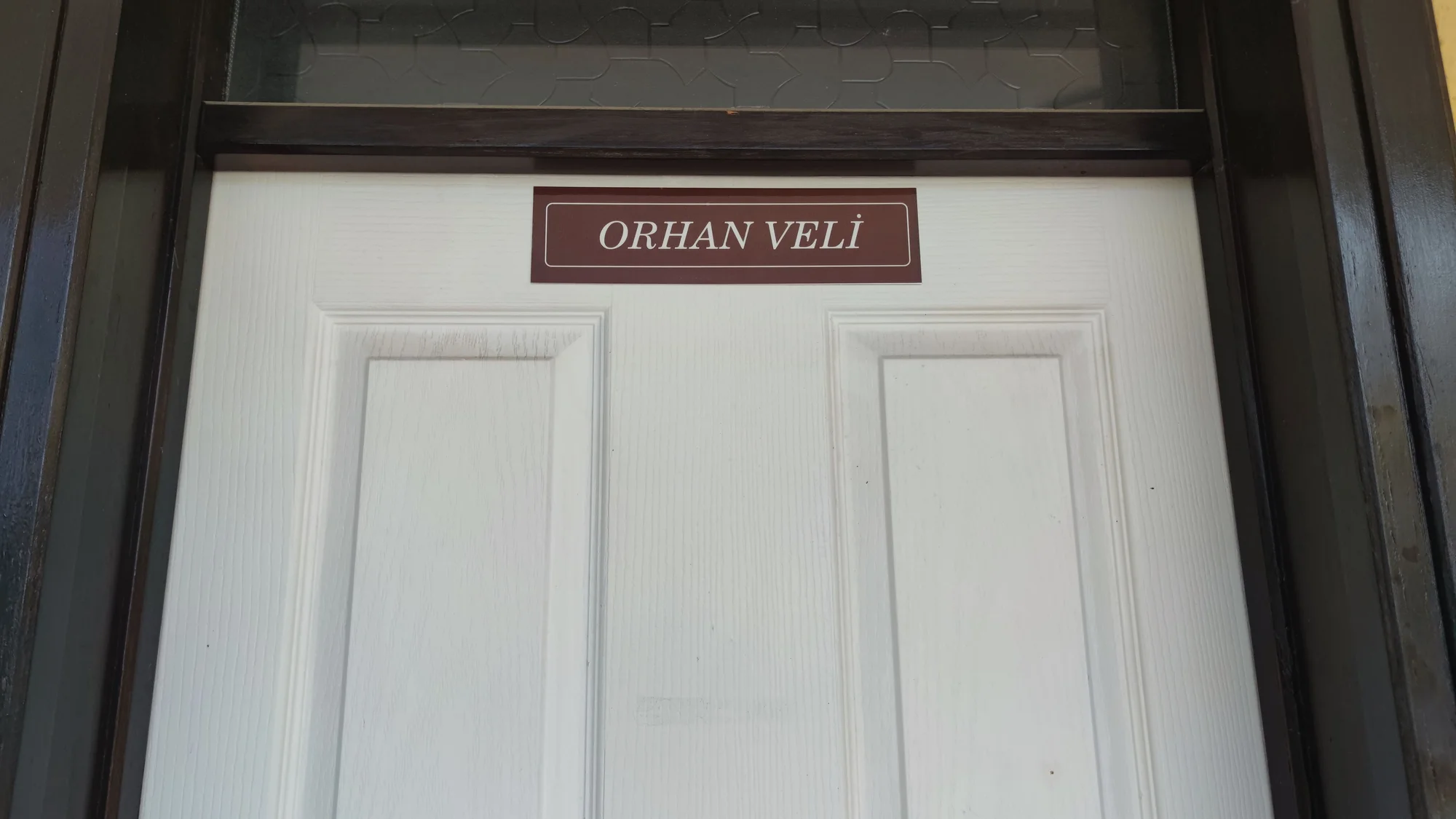 Otelin odalarına yazarların isimlerini verdi