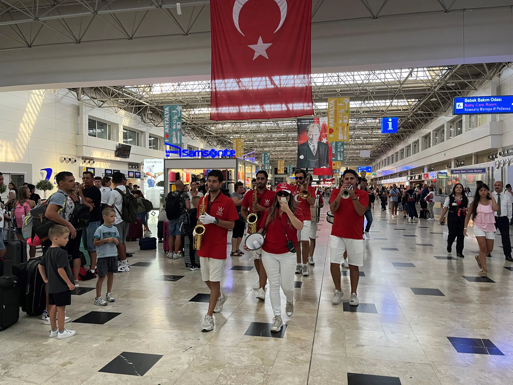 Fraport TAV Antalya Havalimanı’nda Zafer Bayramı coşkusu