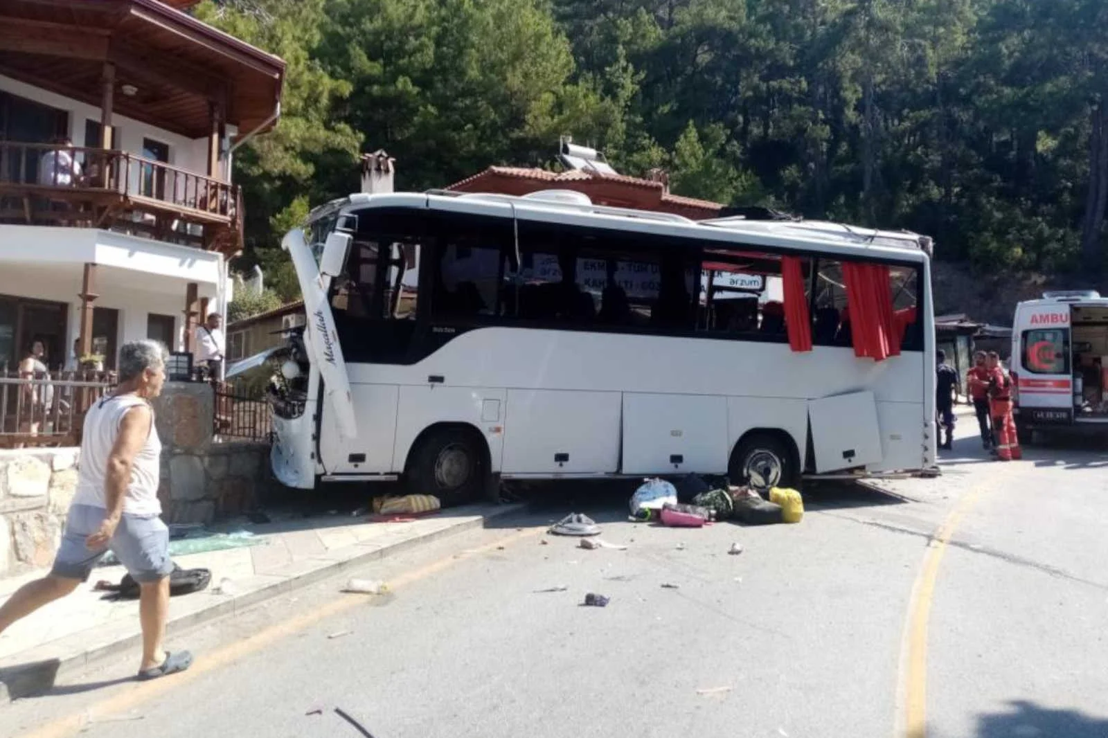 Tur otobüsünün freni patladı: 2 ölü, 32 yaralı