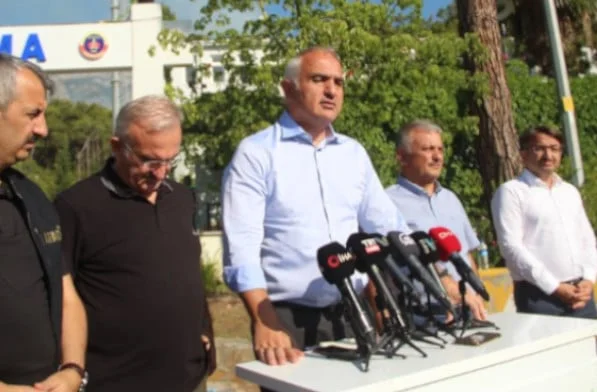 Bakan Ersoy’dan Kemer yangını açıklaması: “En az hasarla söndürmeyi hedefliyoruz”