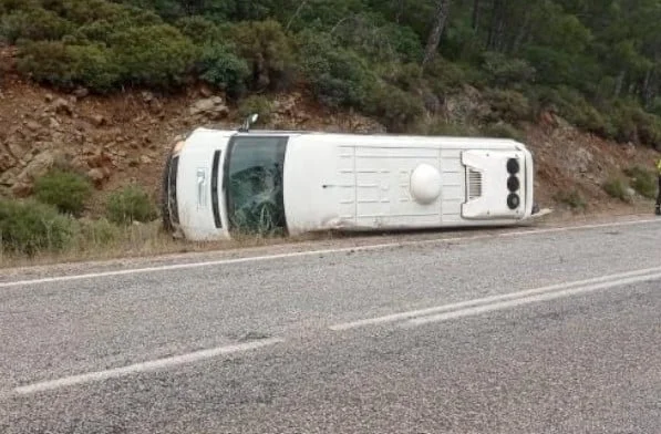 Otel personeli taşıyan minibüs kaza yaptı: 8 yaralı