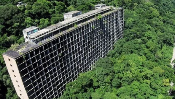Terk edilen harabe otel, doğa tutkunları ve turistlerin akınına uğruyor