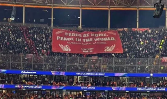 Galatasaray - Liverpool maçında  İngiliz taraftarlarından "Yurtta sulh, cihanda sulh" pankartı