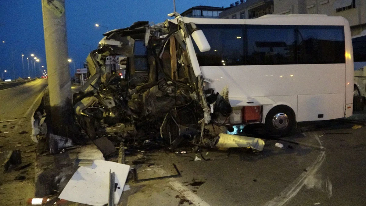 Antalya’da midibüs direğe çarptı: 1 turist hayatını kaybetti, 20 turist yaralandı