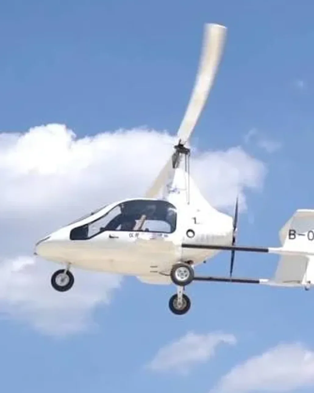 Gyrocopter turistlerin üzerine düştü: 2 yaralı