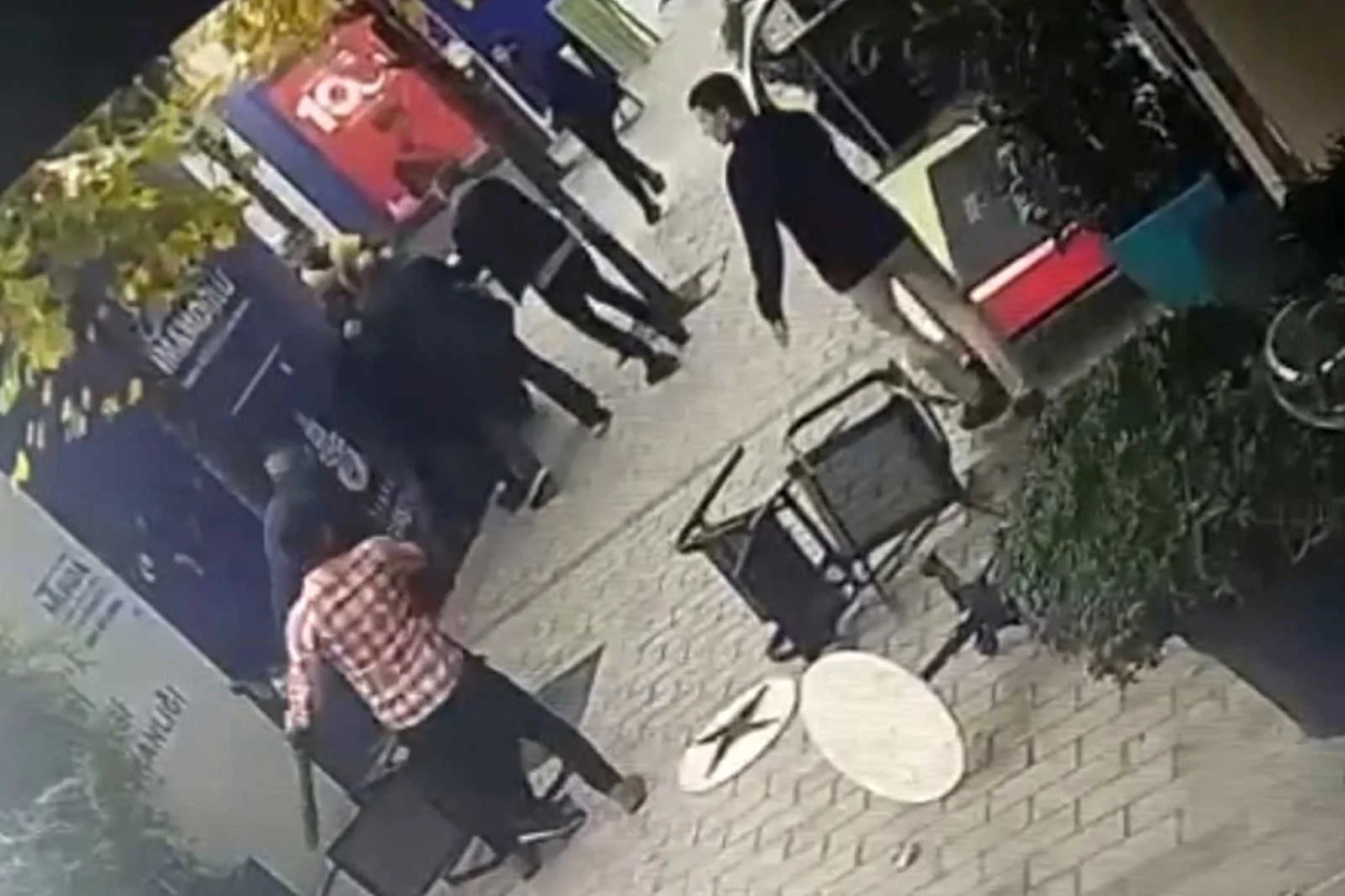 Otel sahibi ve çalışana bıçakla saldırdı, mermer masanın altında kaldı