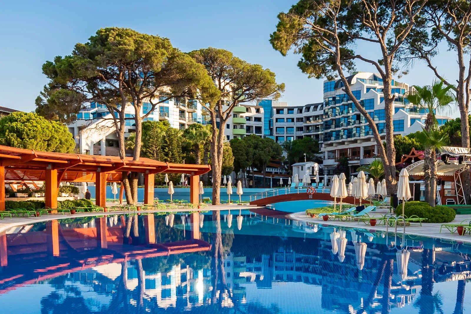 Paloma Hotels, Antalya’nın ünlü oteli Cornelia Deluxe Resort’ü satın aldı