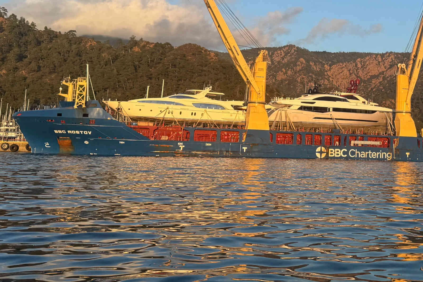 Milyonlarca dolarlık motor yatlar, yük gemileri ile Marmaris'e geldi