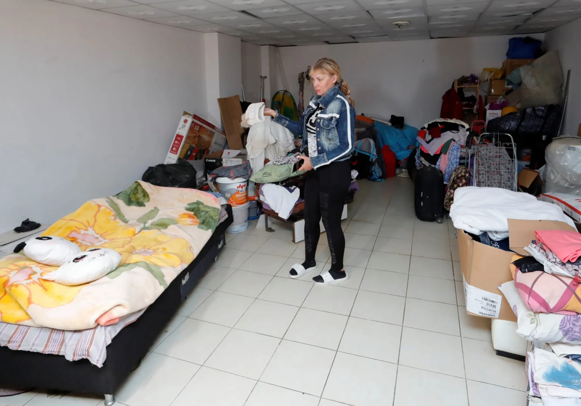 Antalya'da kiracısını evinden çıkaramayan Rus öğretmen 4 yıldır binanın deposunda yaşıyor