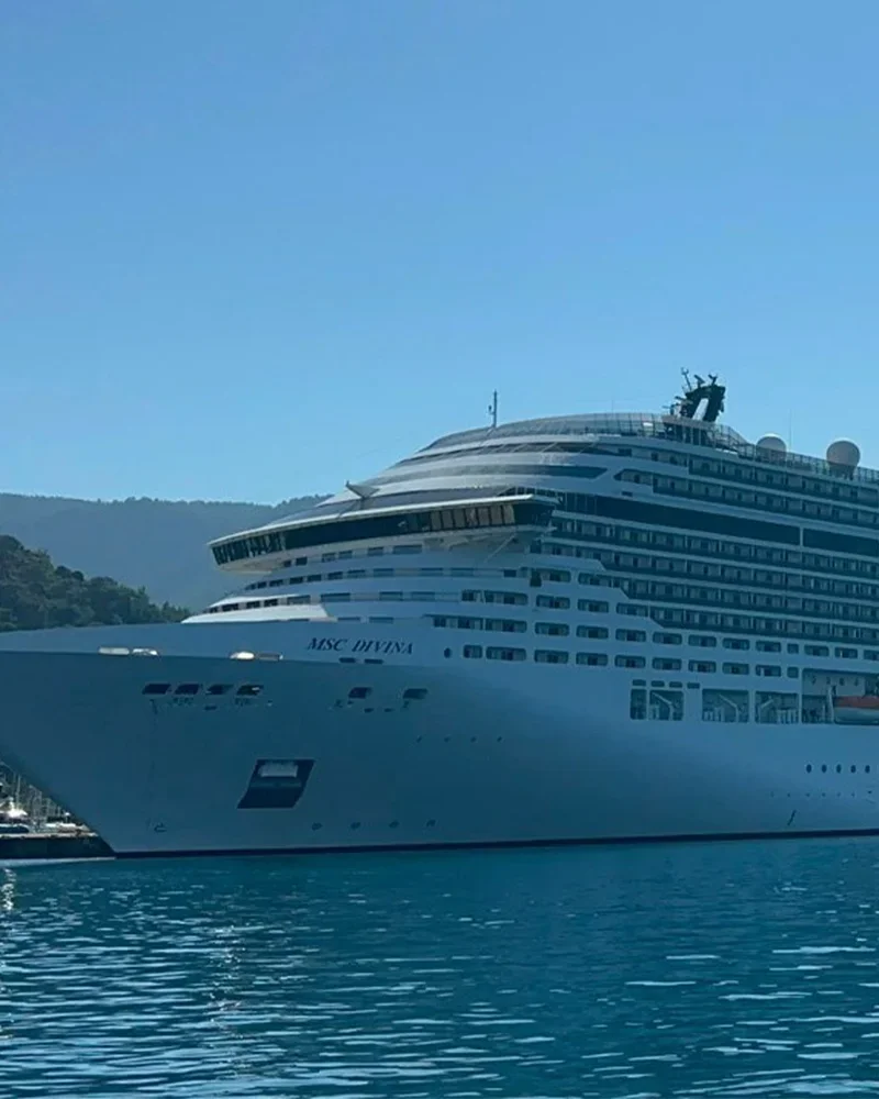 Panama bayraklı dev kruvaziyer, Marmaris’e 4 binin üstünde turist getirdi