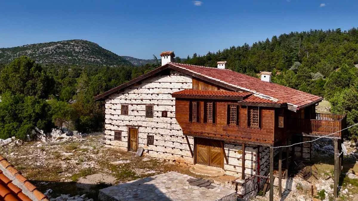 Antalya'nın beton yapı bulunmayan 800 yıllık tarihi köyüne turist akını