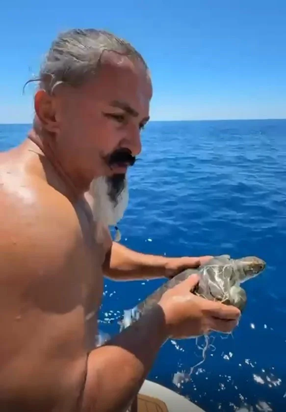 Antalya’da çuvala dolanan deniz kaplumbağasını tur teknesinin kaptanı kurtardı