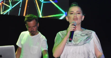 Merve Özbey, Starlight Resort Hotel'de turistleri coşturdu