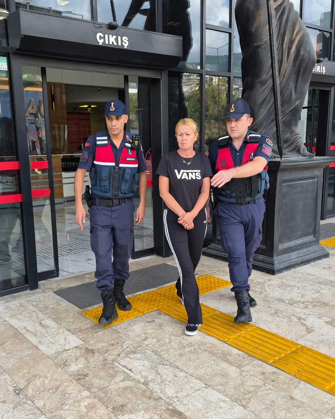 Antalya’da otelin merdivenlerinden düşen Polonyalı turist öldü, eşi tutuklandı