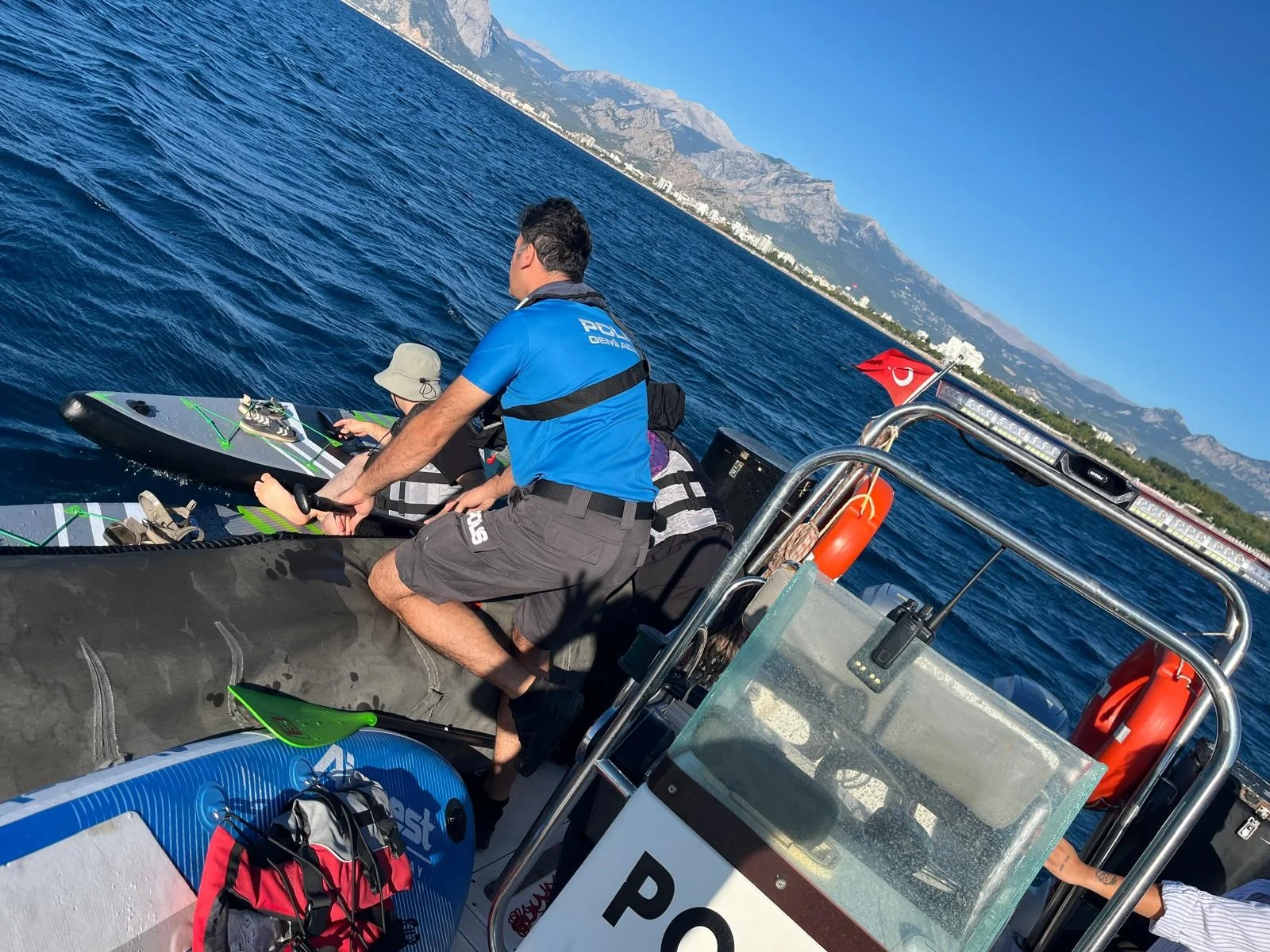 Antalya’da 2 mil açığa sürüklenen 38 SUP'cuyu deniz polisi kurtardı