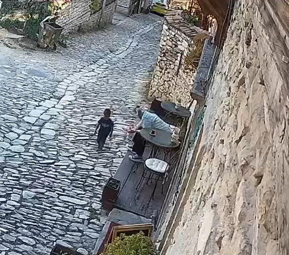 Safranbolu’da kaybolan 4 yaşındaki çocuk, turizmcinin dikkati sayesinde bulundu