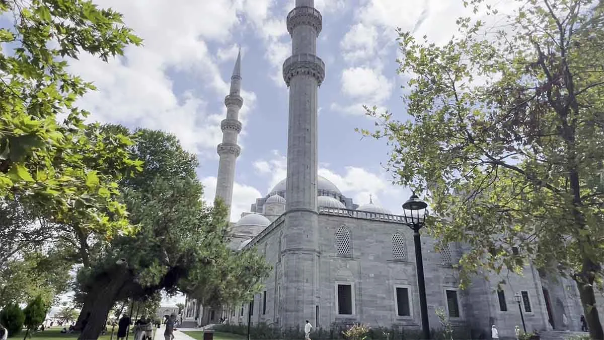 Tarihi Süleymaniye Camii’nde hırsızlık: Mozaik taşların çalındı mı?