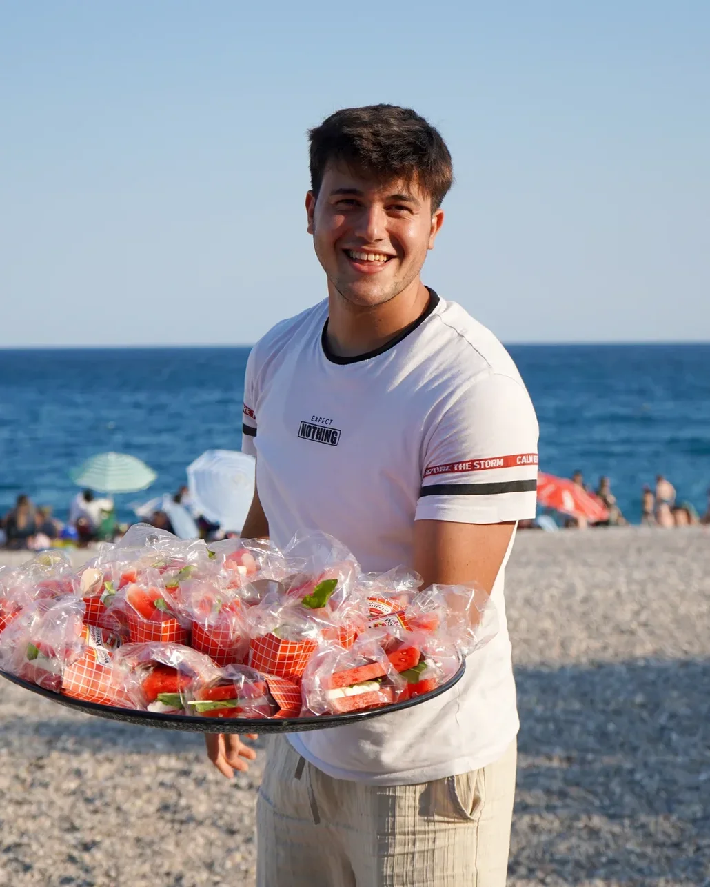 Antalya’da sıcaktan bunalana, plajda karpuz sandviç ikramı