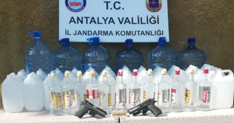 Ruhsatı olmayan 4 yıldızlı otelin odasında, sahte içki üretirken yakalandılar