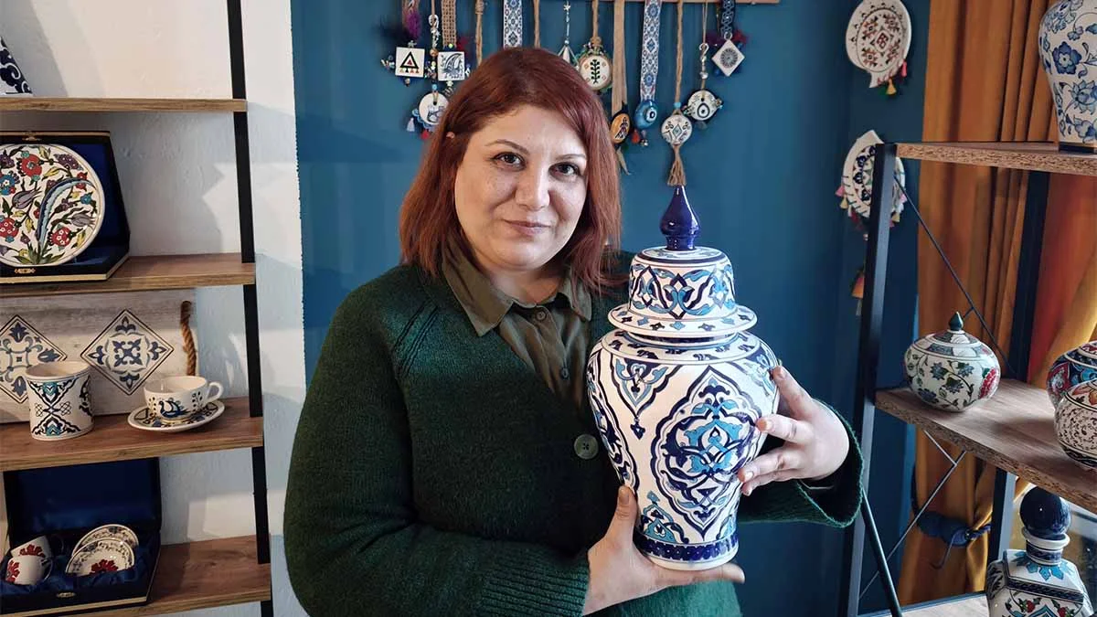 Turist olarak gezdiği Topkapı Sarayı’nda görüp etkilendiği çini sanatında “Kültürel Miras Temsilcisi” oldu