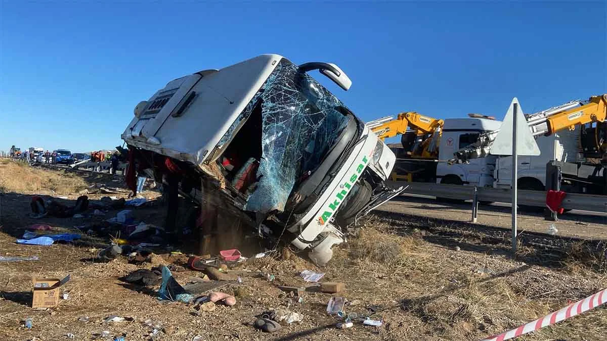 Aksaray'da tur otobüsü devrildi: 7 ölü, 33 yaralı