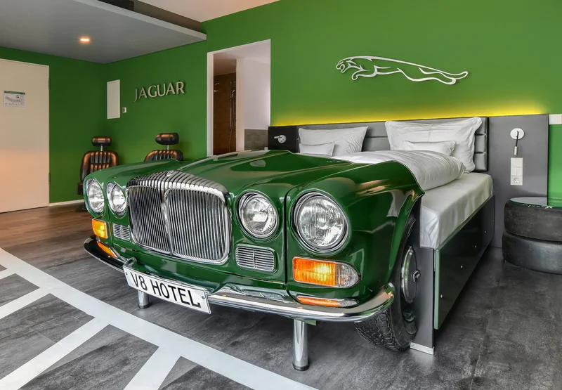 Retro arabalarla dolu benzersiz bir otel: V8 Hotel