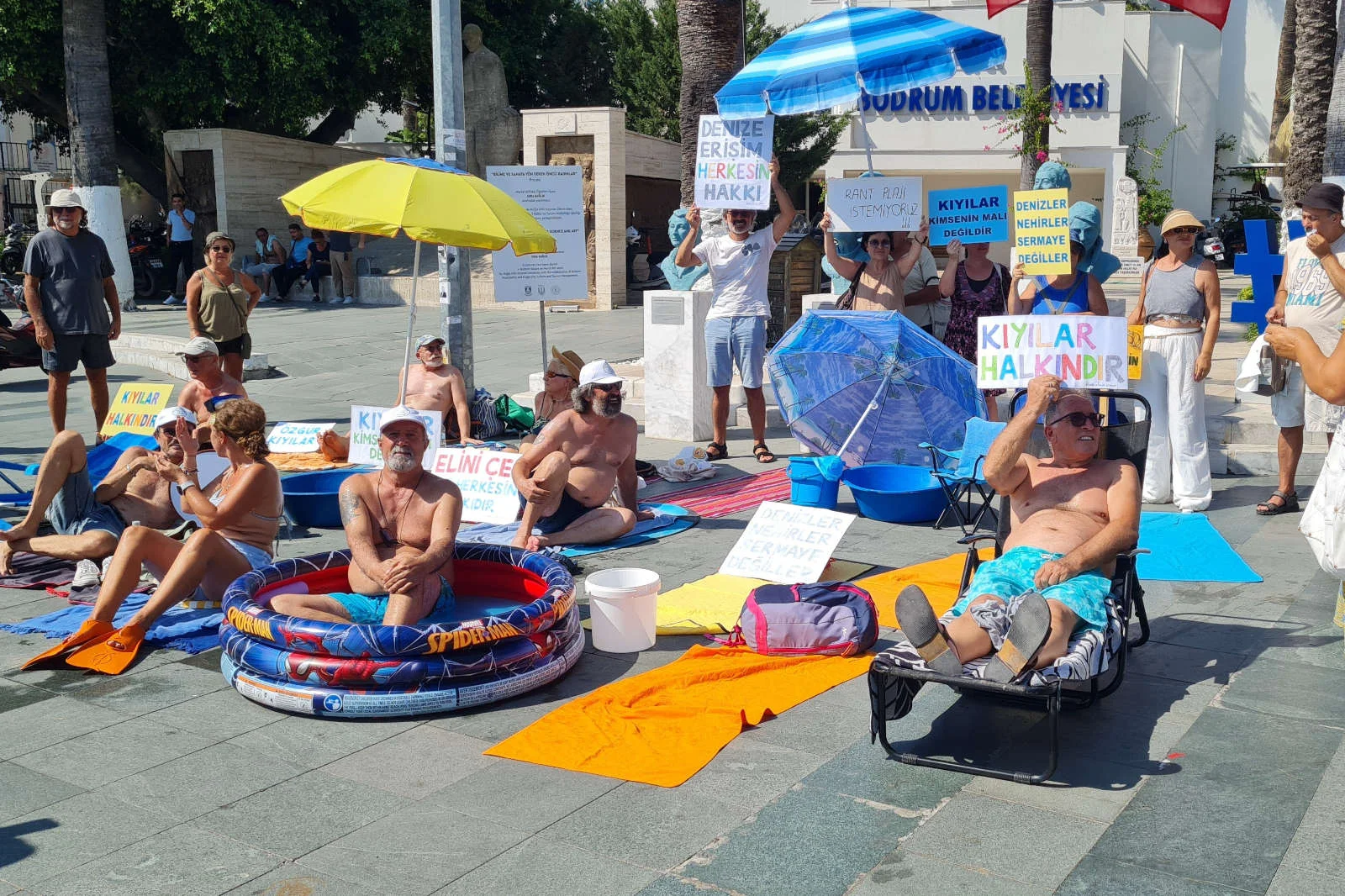 Bodrum’da “Kıyıda yer yok” deyip Belediye Meydanı’nda güneşlendiler