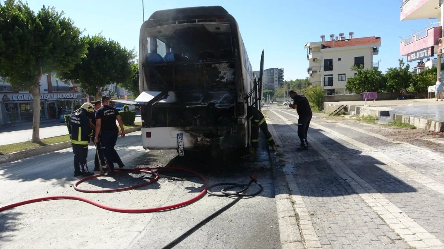 Otel servisi hareket halindeyken yanmaya başladı