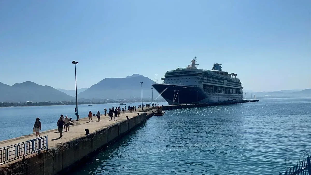 Devasa yolcu gemisi Alanya’da