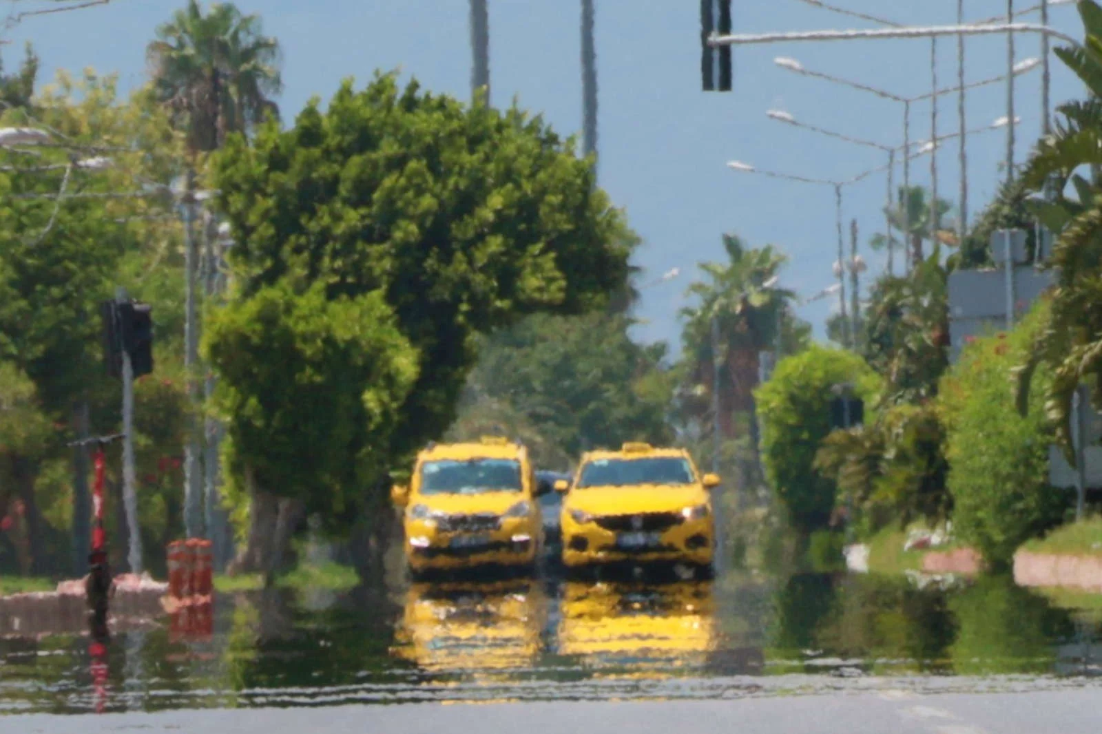 “Tehlikeli sıcaklık” uyarısı Antalya sokaklarını terk edilmiş şehre çevirdi