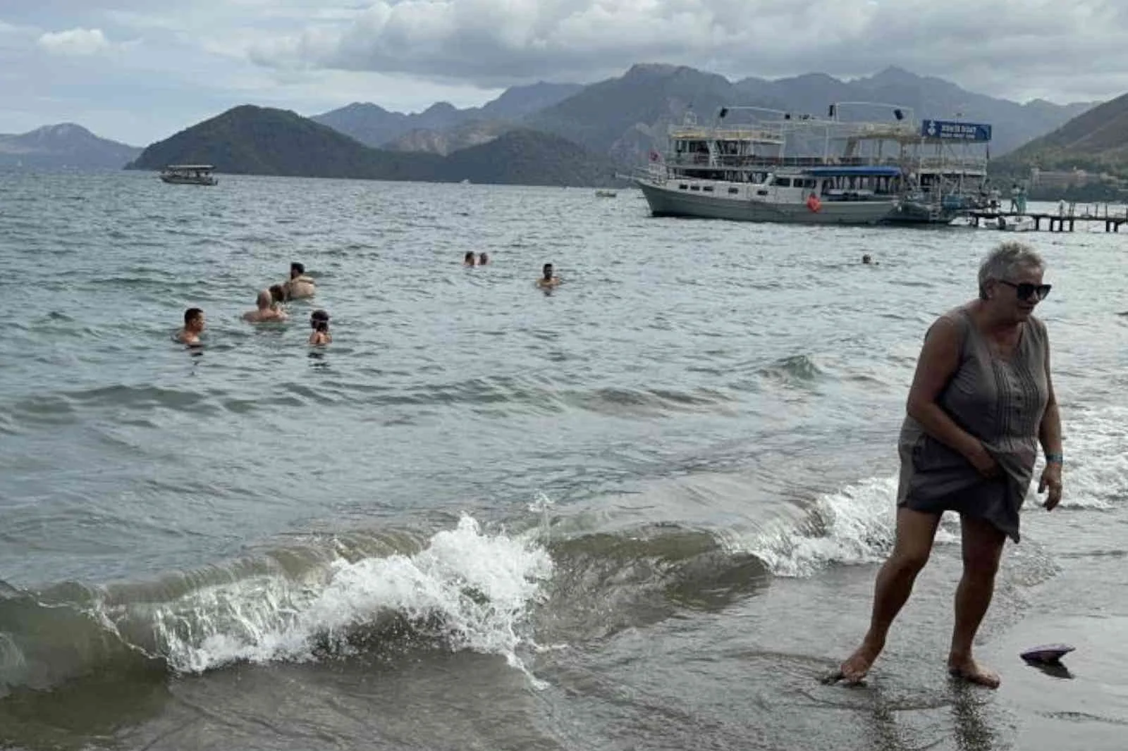 İngiliz turistlerden yağmurda deniz keyfi