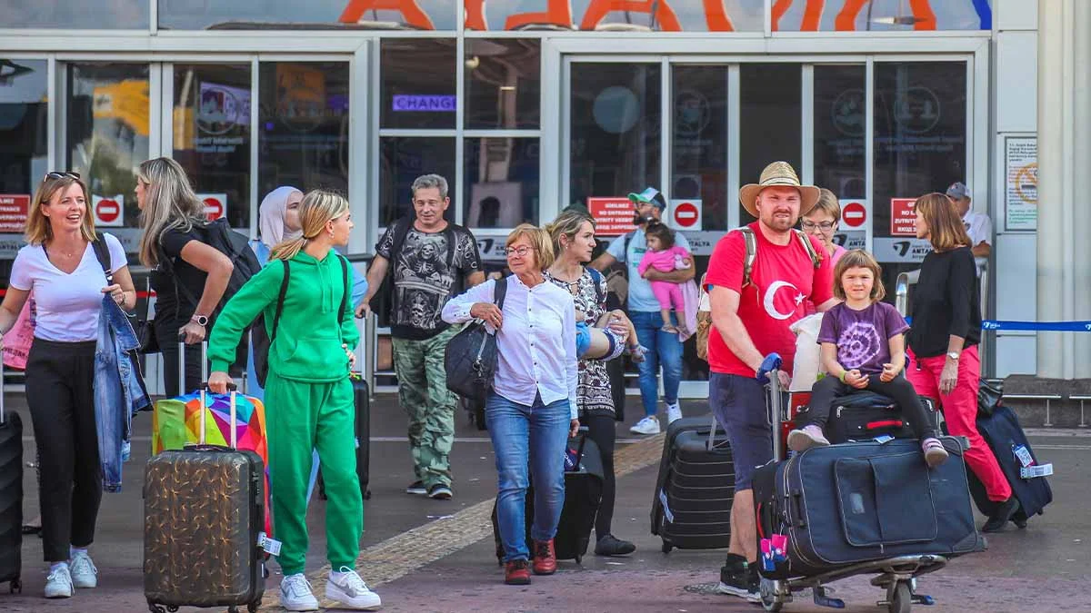 Antalya Havalimanı'nda 10 aylık yolcu trafiği 35 milyonu aştı
