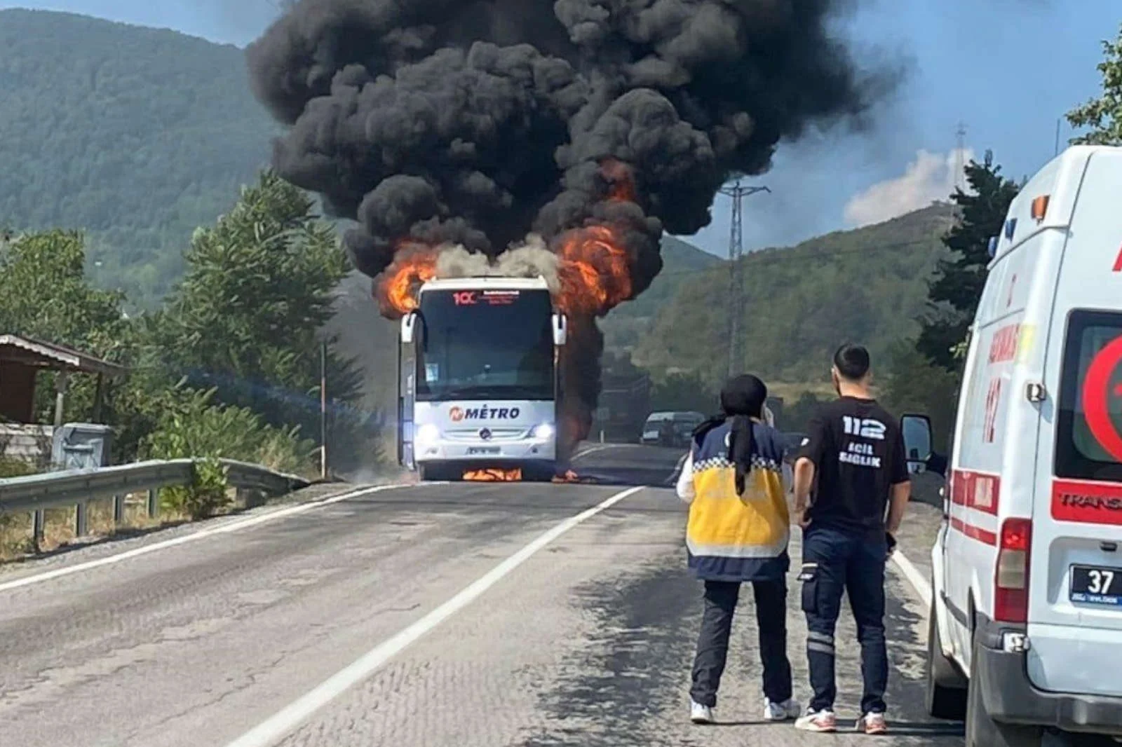 Yolcu otobüsü alev alev yanarak demir yığınına döndü