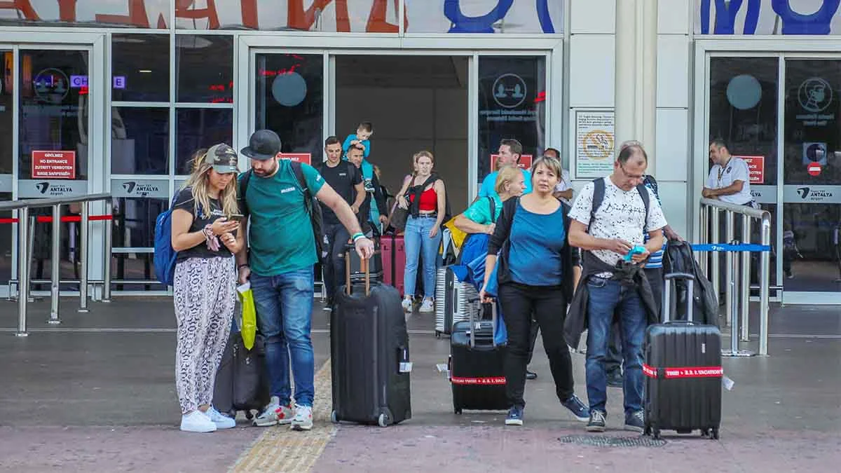 Antalya Havalimanı'nda yeni bir rekor daha kırıldı, bir günde 230 bin yolcu