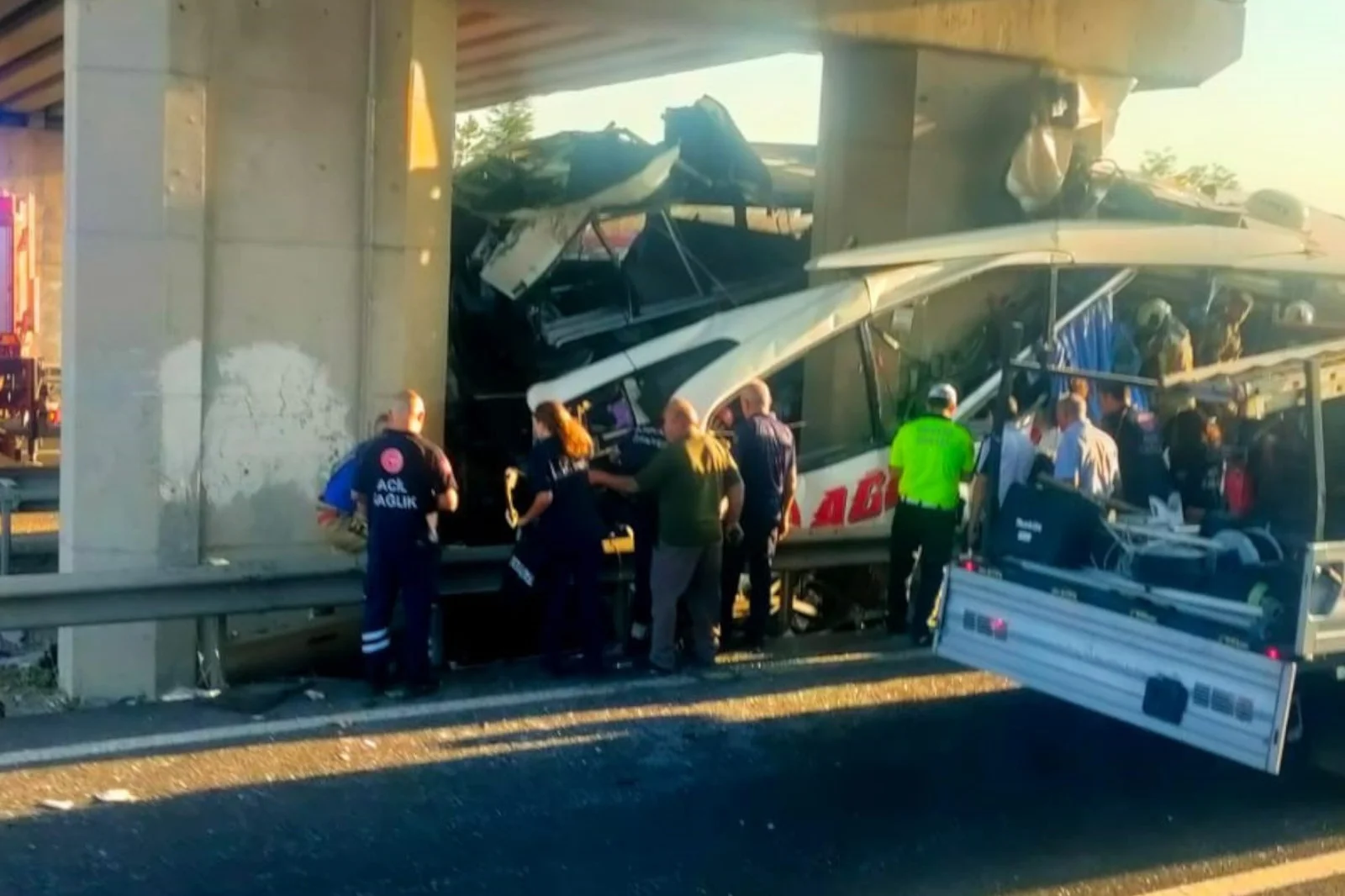 Yolcu otobüsü köprüye saplandı: 9 ölü 26 yaralı
