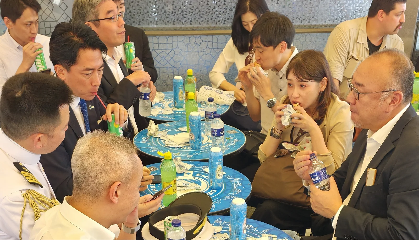 Japonya Savunma Bakanı'ndan Eminönü'nde Balık Ekmek keyfi