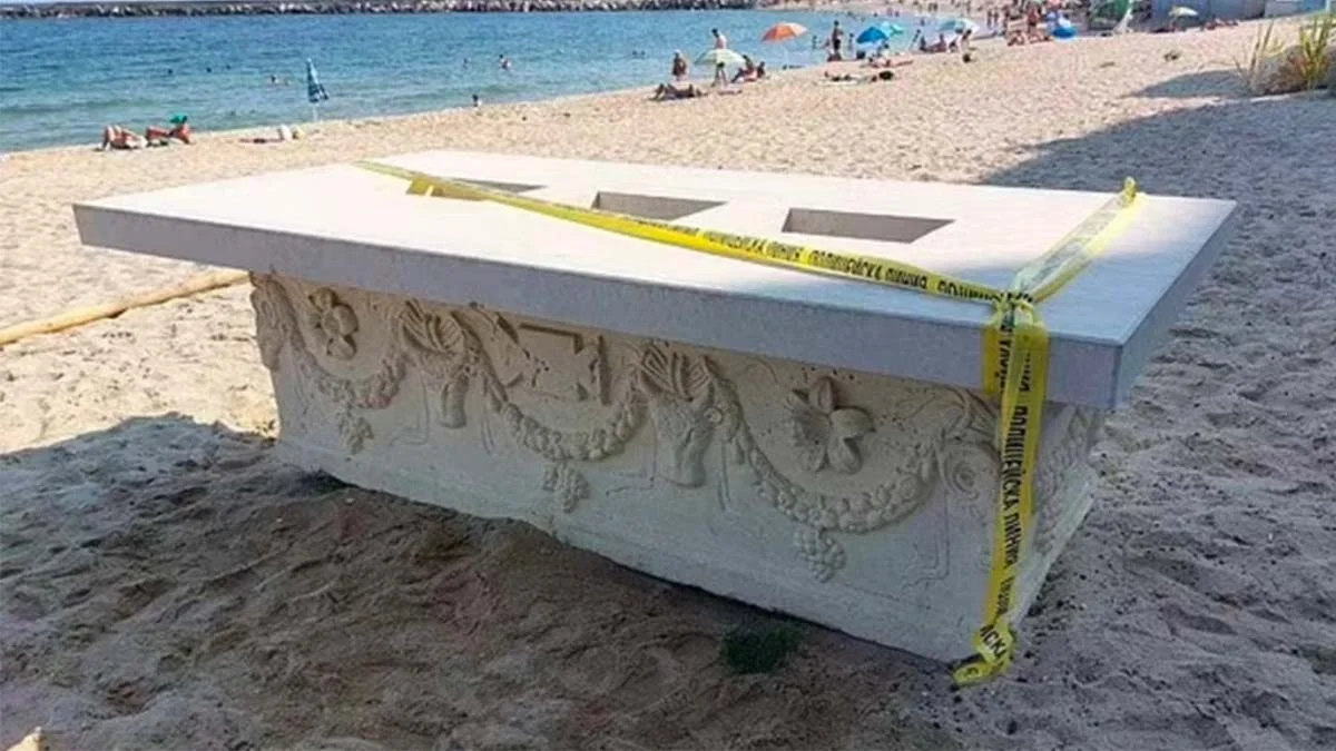 1.700 yılık Roma lahdini, bar masası yaptılar