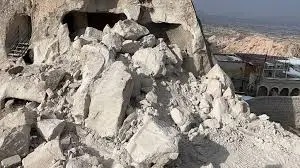 Tarihi peribacası gece saatlerinde yıkıldı