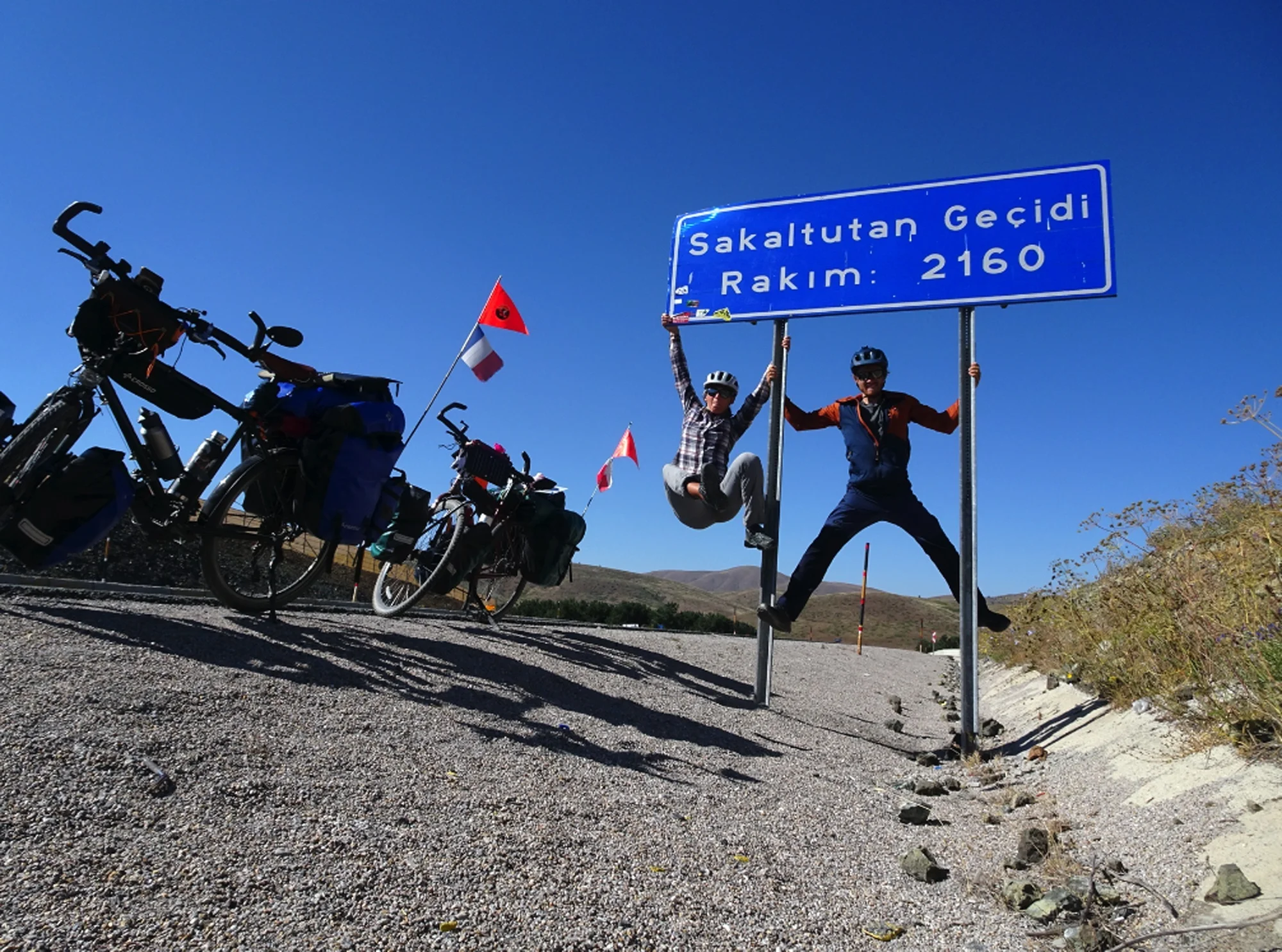 Bisikletleri ile Fransa’dan Erzincan’a gelen turist çift 6 bin kilometre pedal çevirdi
