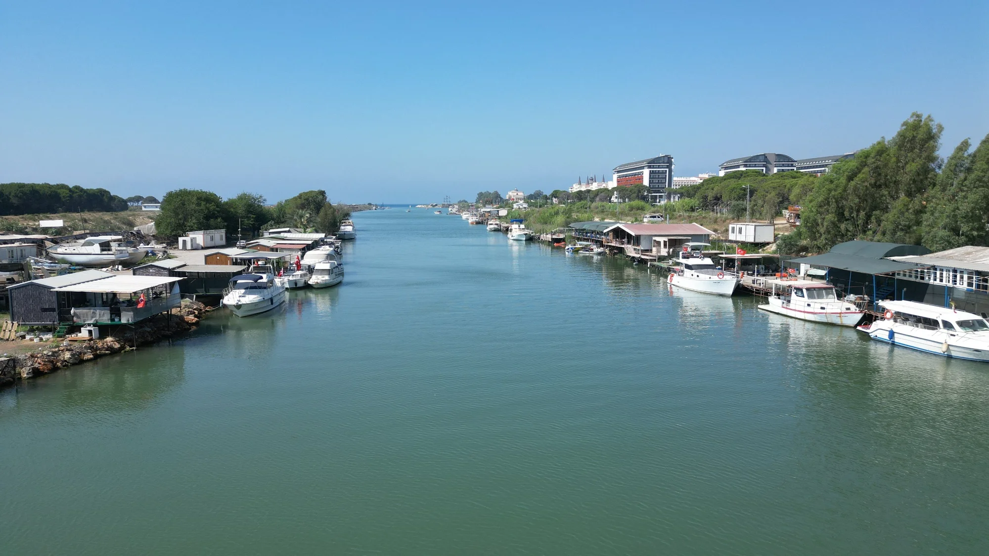 Kumköy sahili ve Aksu Çayı'ndaki kaçak yapılar kaldırılıyor
