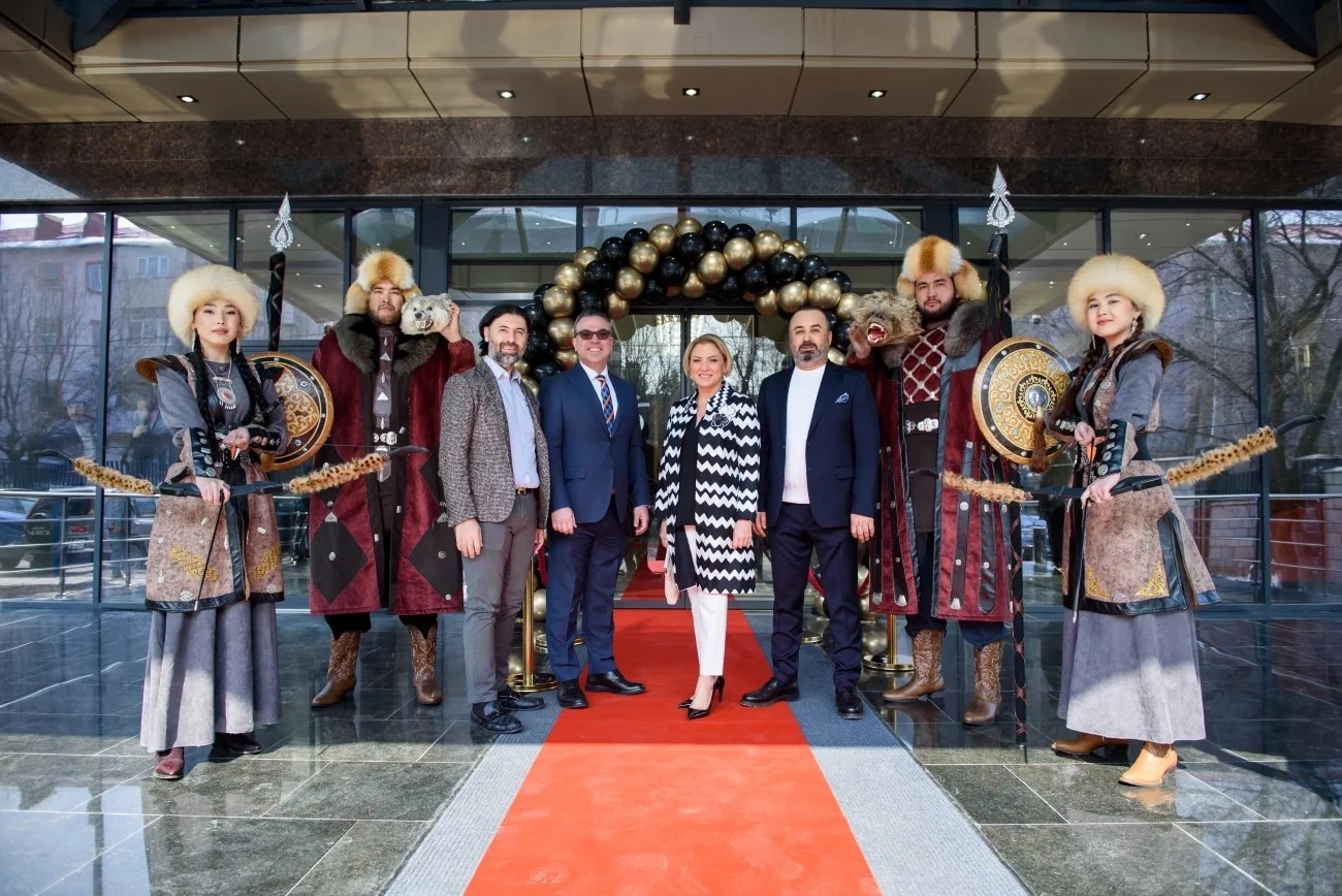 Kazakistan’da Dedeman bayrağı dalgalanıyor