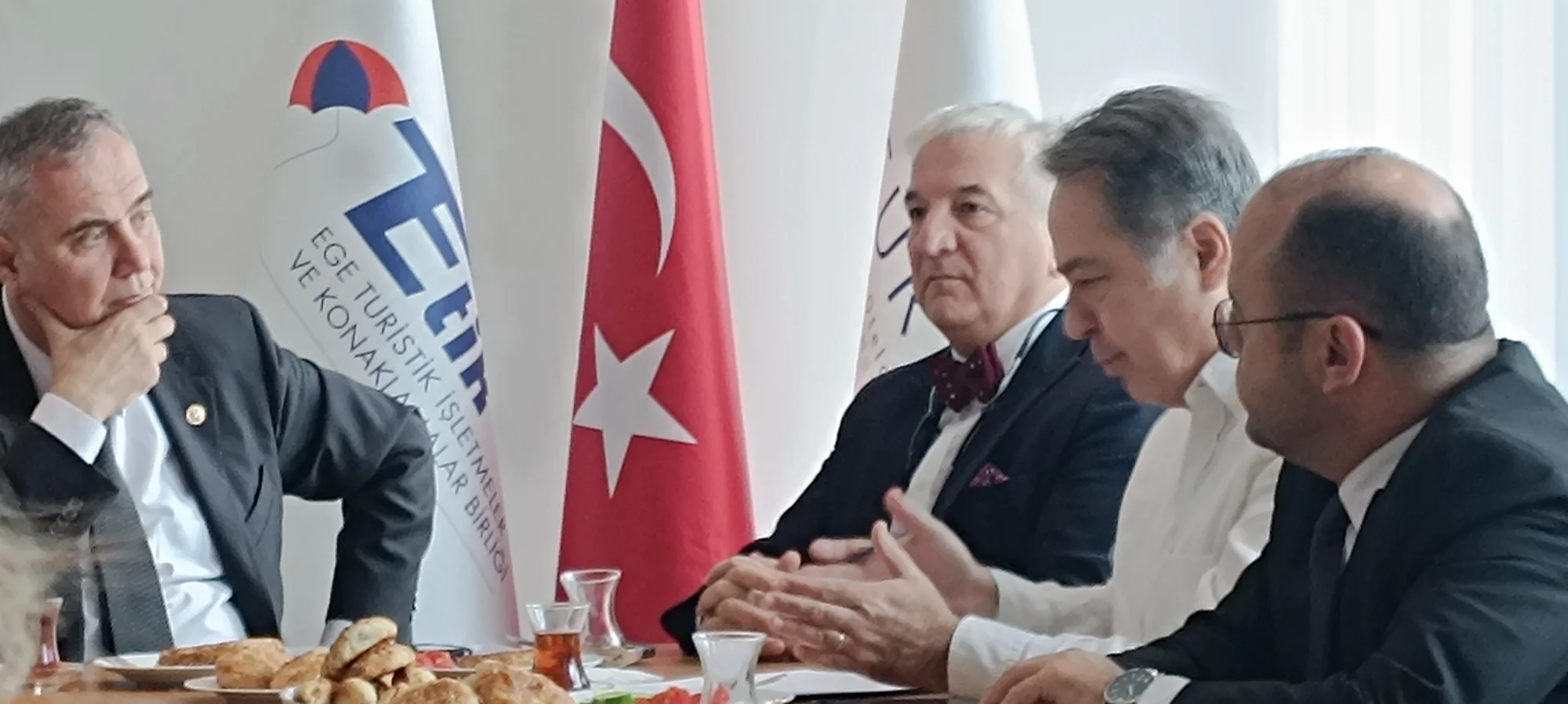 Sururi Çorabatır, bu kez milletvekili kimliğiyle Egeli turizmcileri ziyaret etti