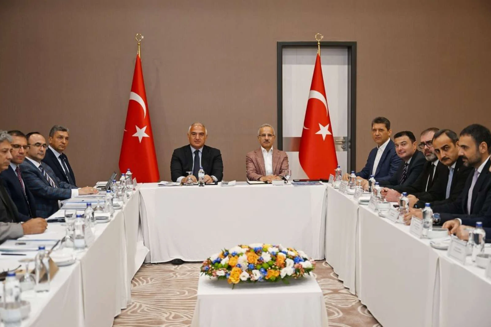 Turizm Bakanı ve Ulaştırma Bakanı, Antalya’daki ulaşım imkanlarını masaya yatırdı