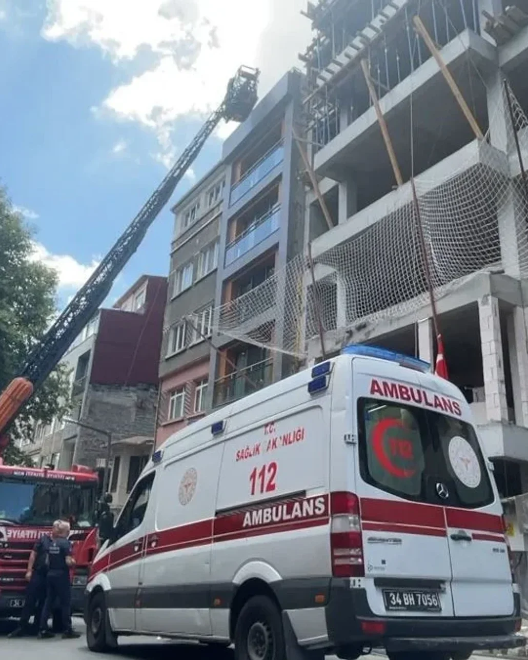 Çatıya çıkan çıplak turist paniğine neden oldu