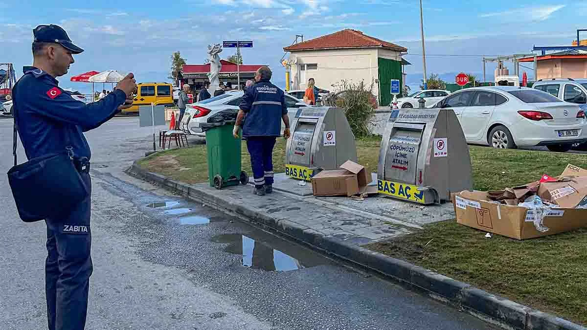 Kuşadası’nda yere çöp ve izmarit atanlara para cezası kesiliyor